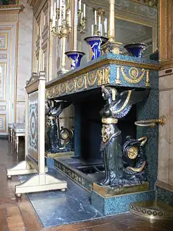 Șemineu din Salon des dames d'honneur, în Castelul Compiègne