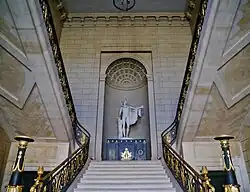 Scara principală a Castelului Compiègne, cu o statuie a lui Apollo