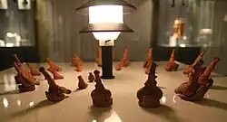 Figurine ritualice cucuteniene care stau pe scaune în miniatură; 4900-4750 î.Hr.; ceramică pictată; Muzeul Arheologic din Piatra Neamț (Piatra Neamț, România)