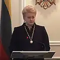Președintele Lituaniei, Dalia Grybauskaitė, purtând Ordinul Republicii