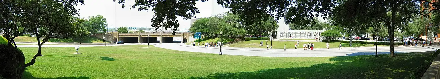 Vedere panoramică cu Dealey Plaza, Dallas, Texas, locul unde președintele John F. Kennedy a fost asasinat pe 22 noiembrie 1963.