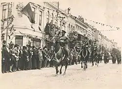 10 Mai 1932, defilare pe strada Regală din Braila. Col. Avramescu, comandant al Regimentului 38 Infanterie.
