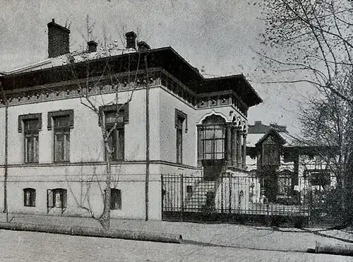 Casa Diamandi, București, arhitect necunoscut, c.1900, arhitect necunoscut. În timp ce toate ornamentele sunt neoromânești, structura casei e tipică Belle Époque: o casă cu trei sau două ferestre la stradă, grădină, intrarea din grădină, și o înălțime de doar un etaj
