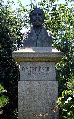 Bustul lui Dimitrie Onciul (bronz de Mihai Onofrei, 1926) în curtea sediului Arhivelor Naționale ale României din București