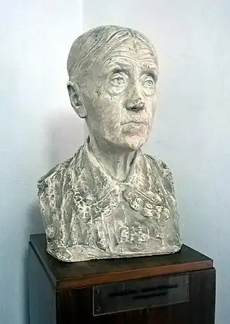 Elena Bițu–Dumitriu, bust realizat de Dimitrie Paciurea