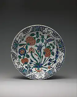 Farfurie de İznik; secolul al XVI-lea; ceramică pictată policrom sub glazură transparentă; înălțime: 6&nbsp;cm, diametru: 27,9&nbsp;cm; Muzeul Metropolitan de Artă