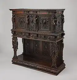 Dulap francez renascentist (dressoir aux harpies); circa 1570-1590; lemn de nuc sculptat, cu elemente interioare de stejar, pin, și cu niște accesorii de fier; înălțime: 144,8 cm, lățime: 137,8 cm, adâncime: 50,8 cm; Muzeul Metropolitan Artă