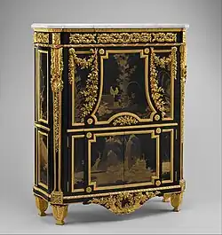 Secretair Ludovic al XVI-lea (secrétaire en armoire); 1783; stejar furniruit cu abanos, și panouri japoneze pictate și lăcuite din secolul al XVII-lea, ornamente din bronz aurit, blat de marmură și multe alte materiale; 144,8 × 109,2 × 40,6 cm; Muzeul Metropolitan de Artă