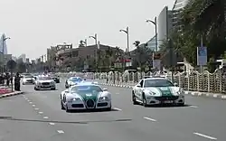 Coloană auto a Poliției din Dubai cu mașini de lux pe Jumeirah Road
