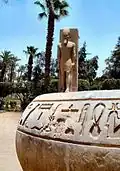 Hieroglife în Memphis și o statuie a lui Ramses II