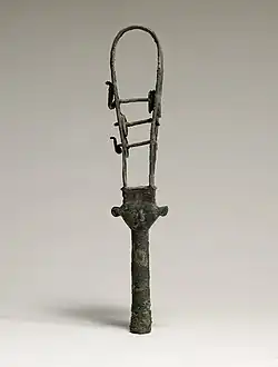 Sistru cu fața zeiței Hathor înfățișată cu urechi de vacă; 380–250 î.Hr.; bronz; 36,3 cm; Muzeul de Artă Walters (Baltimore, SUA)