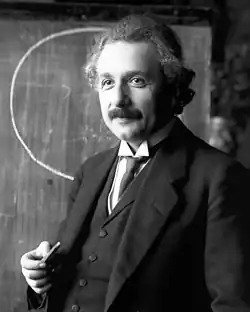 Albert Einstein, fizician teoretic născut în Germania, laureat Nobel