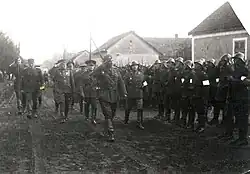 Eliberarea Ardealului. Comandantul Armatei a 4-a, gen.  Avramescu, salută trupele. În suită, cu pantaloni bufanți, un ofițer sovietic. Octombrie 1944.