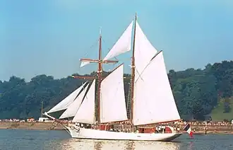 L'Étoile cu toate pânzele desfăcute.