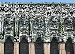 Arhitectura neomayașă - Detaliu al Teatrului Mayaș din Los Angeles (SUA), deschis pe 15 august 1927, de Stiles O. Clements