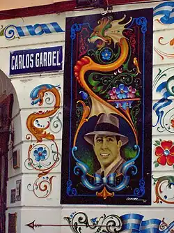 Fileteado de Elvio Gervasi reprezentând cântărețul, în Buenos Aires, colțul străzilor Carlos Gardel și Anchorena.