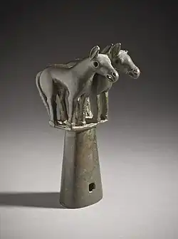 Vârf (kulan); secolele al VI-lea-al V-lea î.Hr.; bronz; 14,5 x 9&nbsp;cm; Muzeul de Artă al Comitatului Los Angeles (SUA)