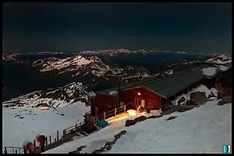 Cabana&nbsp;Gnifetti (în prim-plan) și Rifugio&nbsp;Mantova (în plan secund)