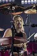 25 martie: Taylor Hawkins, cântăreț, muzician și baterist rock american  de la Foo Fighters
