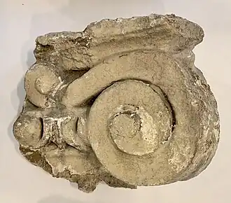 Fragment de capitel ionic, probabil de la un pilastru, de la o casă demolată în anii 1980 în zona Uranus, parte a procesului de sistematizare