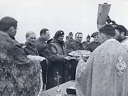 Slujbă de pomenire pe frontul de est (1941 sau 1942). De la stânga: preot Marin Dumitrescu (?) gen. Dumitrache, gen. Avramescu (cu beretă).