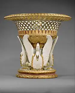 Coș de fructe sau flori (corbeille aux cygnes); 1823; porțelan; înălțime: 36 cm, diametru: 40,6 cm; Muzeul Metropolitan de Artă