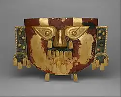 Mască funerară; a culturii sican; 900–1100; aur, argint și cinabru; înălțime: 29,2, lățime: 49,5&nbsp;cm; Muzeul Metropolitan de Artă (New York City)