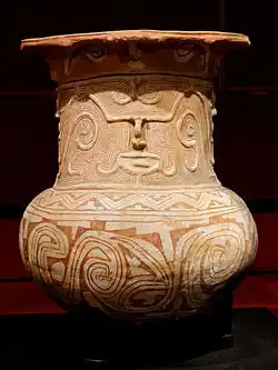 Vas funerar mare; 400–1400; ceramică pictată; înălțime: 89&nbsp;cm; din Insula Marajó