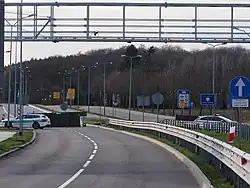 Bariere rutiere și vehicule polițienești la granița dintre Germania și Polonia închisă temporar în Lubieszyn pe 15 martie 2020, în timpul pandemiei de COVID-19