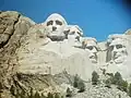Cele patru sculpturi gigantice (de la stânga la dreapta): George Washington, Thomas Jefferson, Theodore Roosevelt și Abraham Lincoln