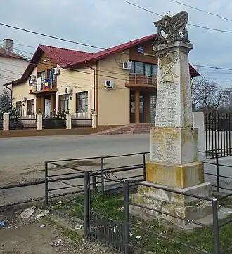 Primăria şi Monumentul eroilor