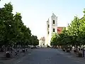 Gyöngyös, Piaţa Publică Centrală a oraşului; în fundal, Biserica barocă Szent Bertalan / Sfântul Bartolomeu