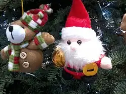 Moș Crăciun și ursulețul de pluș