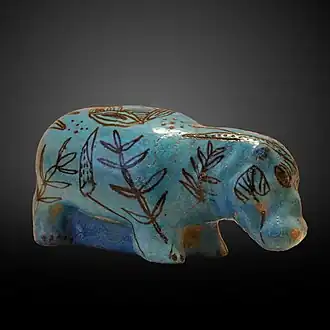Un hipopotam decorat cu plante acvatice, realizat din faianță cu o glazură albastră. (2033–1710 î.Hr.)