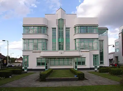 Cantina The Hoover Building din Perivale, o suburbie a Londrei, de Wallis, Gilbert și Partners (1938)