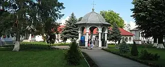 curtea mănăstirii Ghighiu