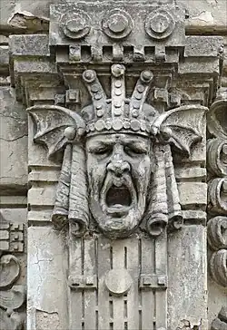 Mascaron Jugendstil făcut din linii drepte, în Riga (Letonia) (1906)