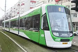 Exteriorul unui tramvai Astra Imperio Metropolitan produs în Arad, România, folosit de STB, partea din față.