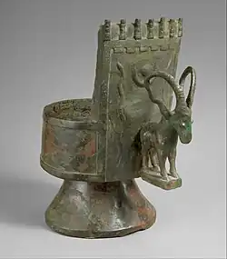 Arzător de tămâie; mijlocul mileniului I î.Hr.; bronz; înălțime: 27,6&nbsp;cm, lățime: 23,7&nbsp;cm; adâncime: 23,3&nbsp;cm; din Arabia de Sud-Vest; Muzeul Metropolitan de Artă