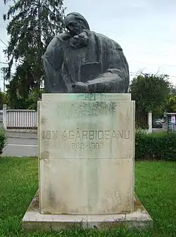 Statuia lui Ion Agărbiceanu din Cluj, aflată în piața care îi poartă numele