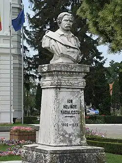 Bustul lui Ion Heliade Rădulescu din Târgovişte
