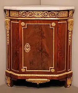 Mic dulăpior de colț parizian; de Jean Henri Riesener; 1780–1790; stejar, mahon, marmură, și ornamente/monturi de bronz aurit; 94,3 × 81,3 × 55,9 cm; Institutul de Artă din Chicago (SUA)