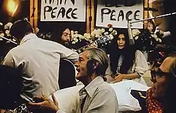 Lennon și Ono înregistrând "Give Peace a Chance", în Montreal