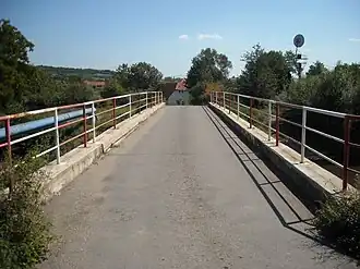 Podul rutier peste râul Valea Roșia ce desparte satul Josani de satul Gurbești