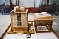 Canopele lui Tutankhamon; 1333–1323 î.Hr.; alabastru; înălțimea totală: 85,5 cm; Muzeul Egiptean din Cairo