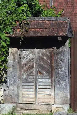 Poartă tradițională de lemn