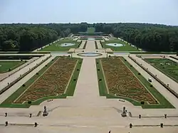 Grădină barocă la Vaux-le-Vicomte. Parterre-ul, proiectat astfel încât să fie văzut de sus de la ferestrele și terasa Chateau-ului, a fost o extensie a designului și arhitecturii interiorului