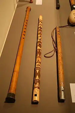 Instrumente muzicale de suflat gravate (stânga - caval)