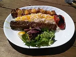 Chelow kabab (orez și kebab), unul dintre feluri naționale ale Iranului