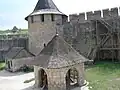 Curtea cetății. Fântâna, zidul de incintă și un turn circular